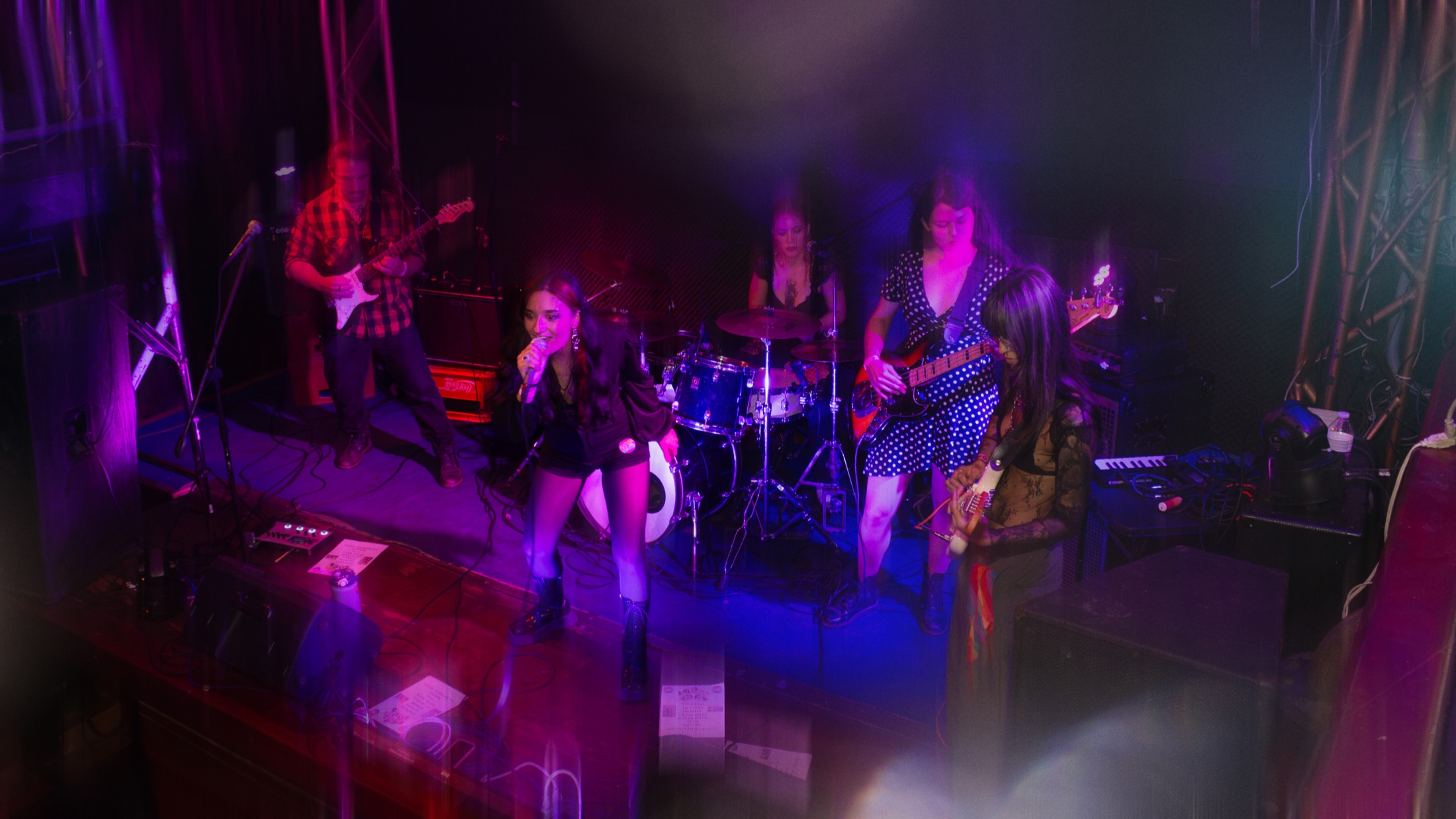 Rana Bruja tocando en vivo
